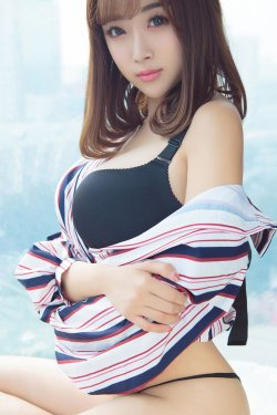 大胸肥臀美女性感内衣香肩爆乳写真