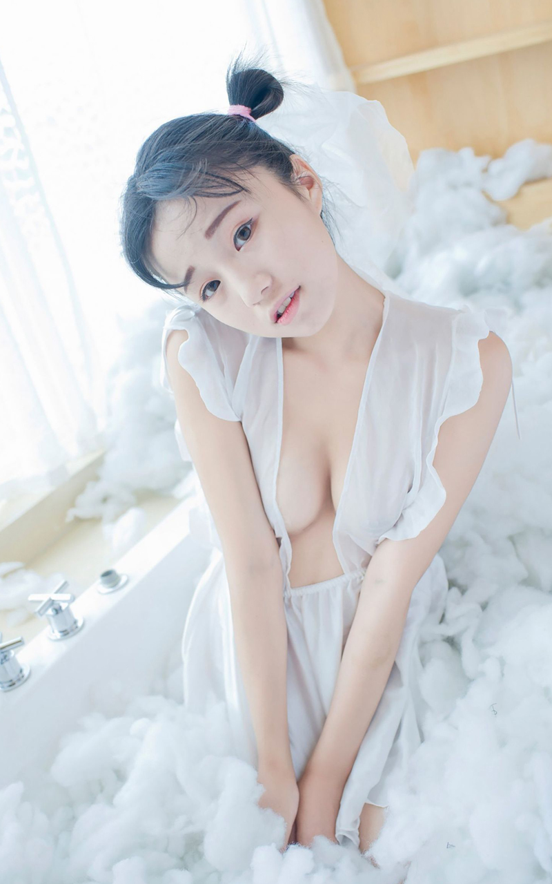 妙龄少女私房酥胸爆乳写真  第2张