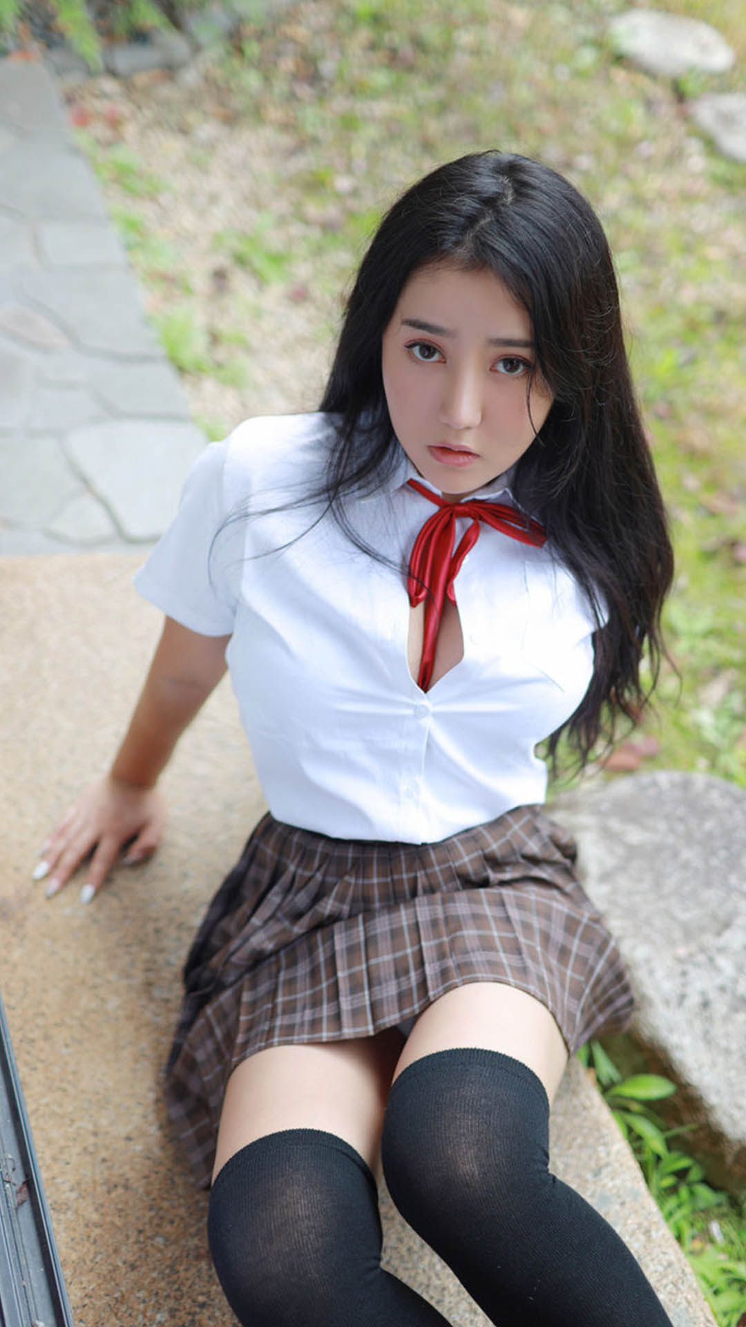 00后美女大胸肥臀性感学生制服写真  第4张