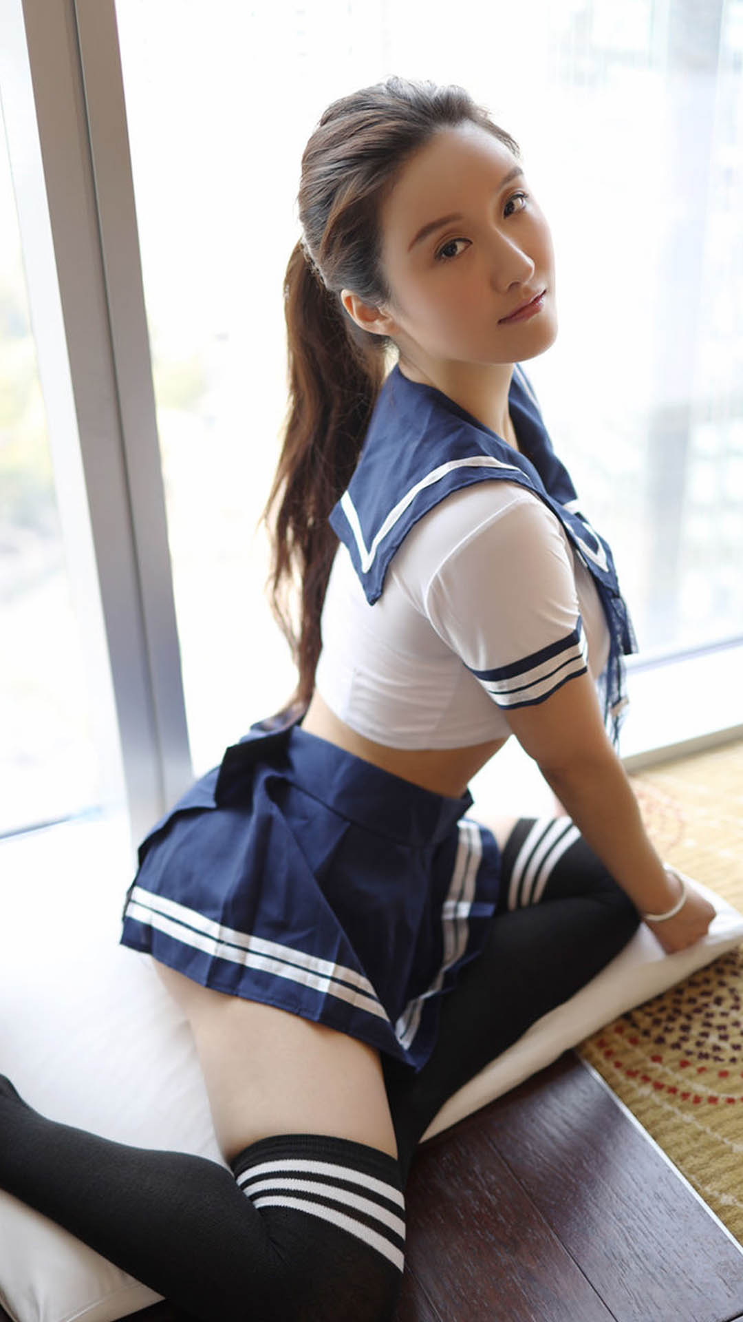 E罩杯巨乳美女性感学生制服诱惑写真  第2张