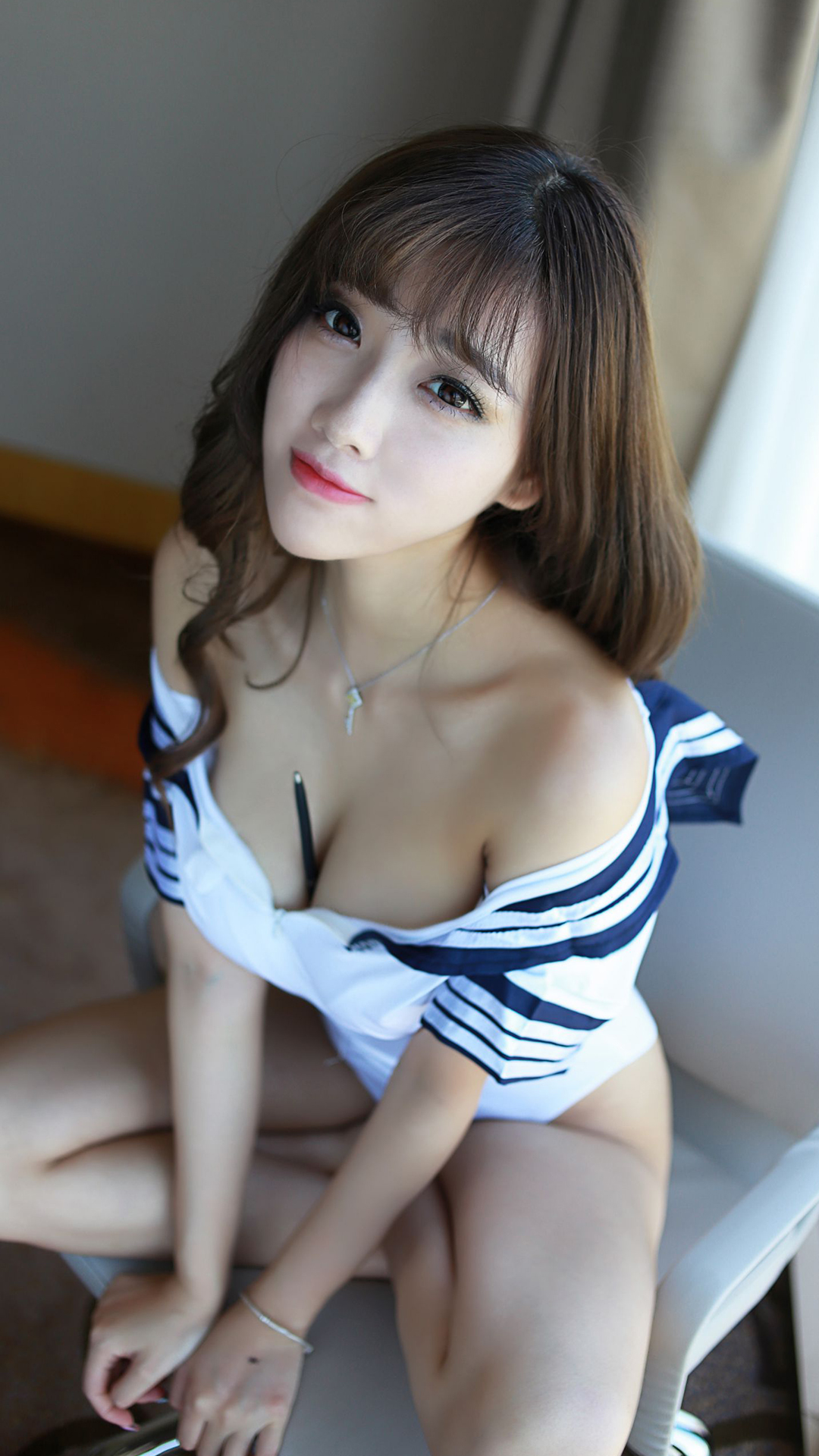 性感美女傲人大胸露乳沟写真  第1张