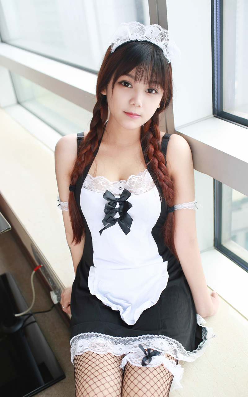 童颜巨乳美女性感女仆装写真  第2张
