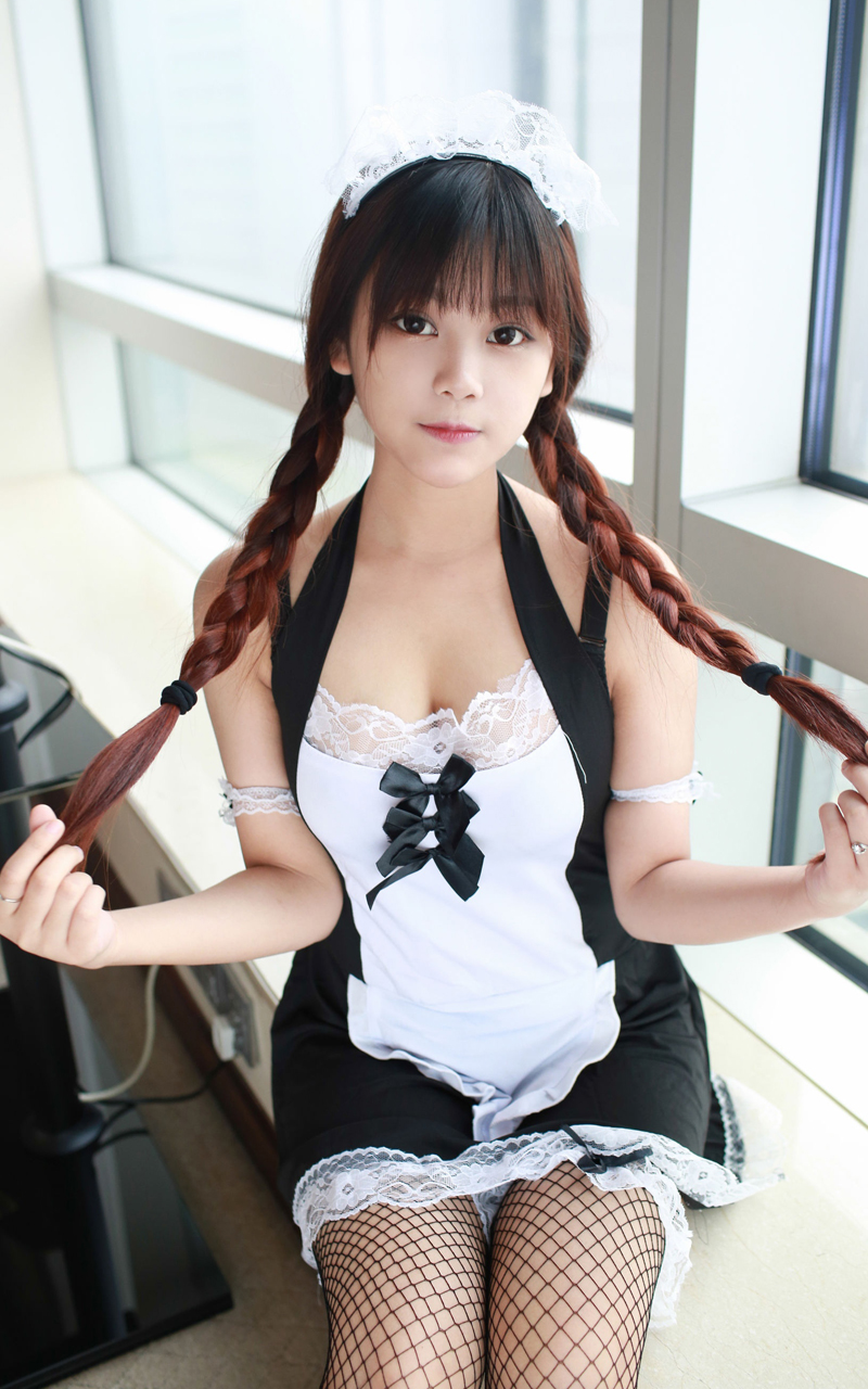童颜巨乳美女性感女仆装写真  第4张