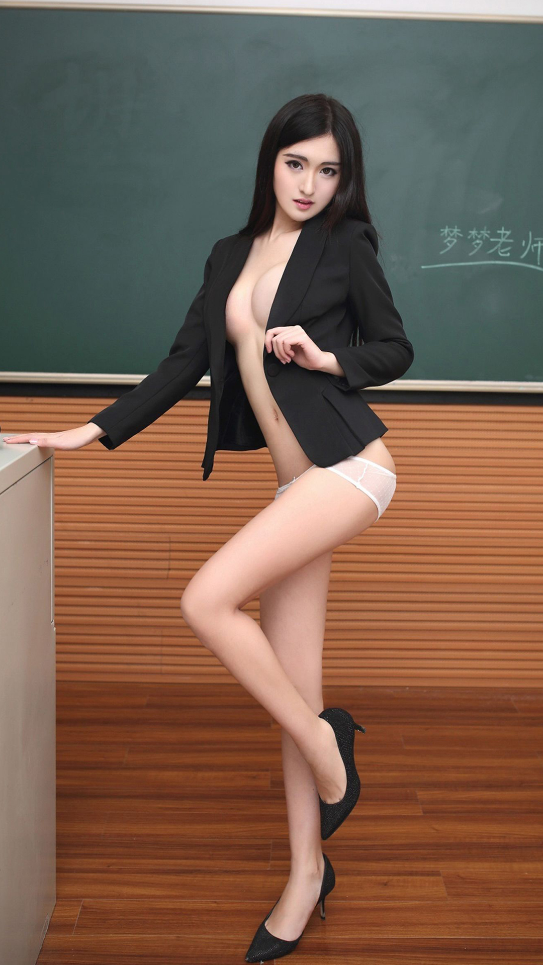 美女老师大胸挤爆衬衫玉足长腿私处遮羞写真  第2张