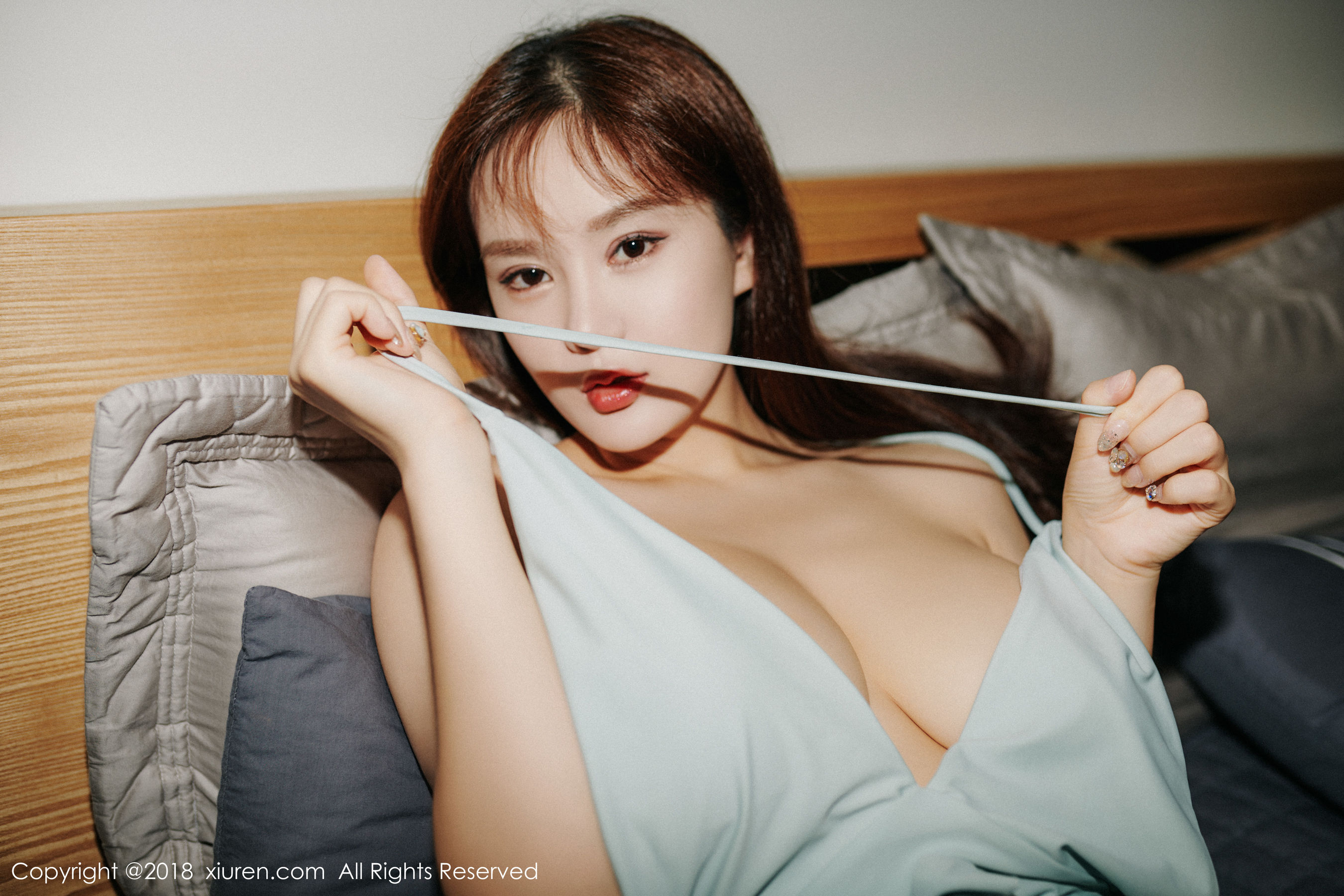 超大杯巨乳女神易阳吊带裙写真  第3张