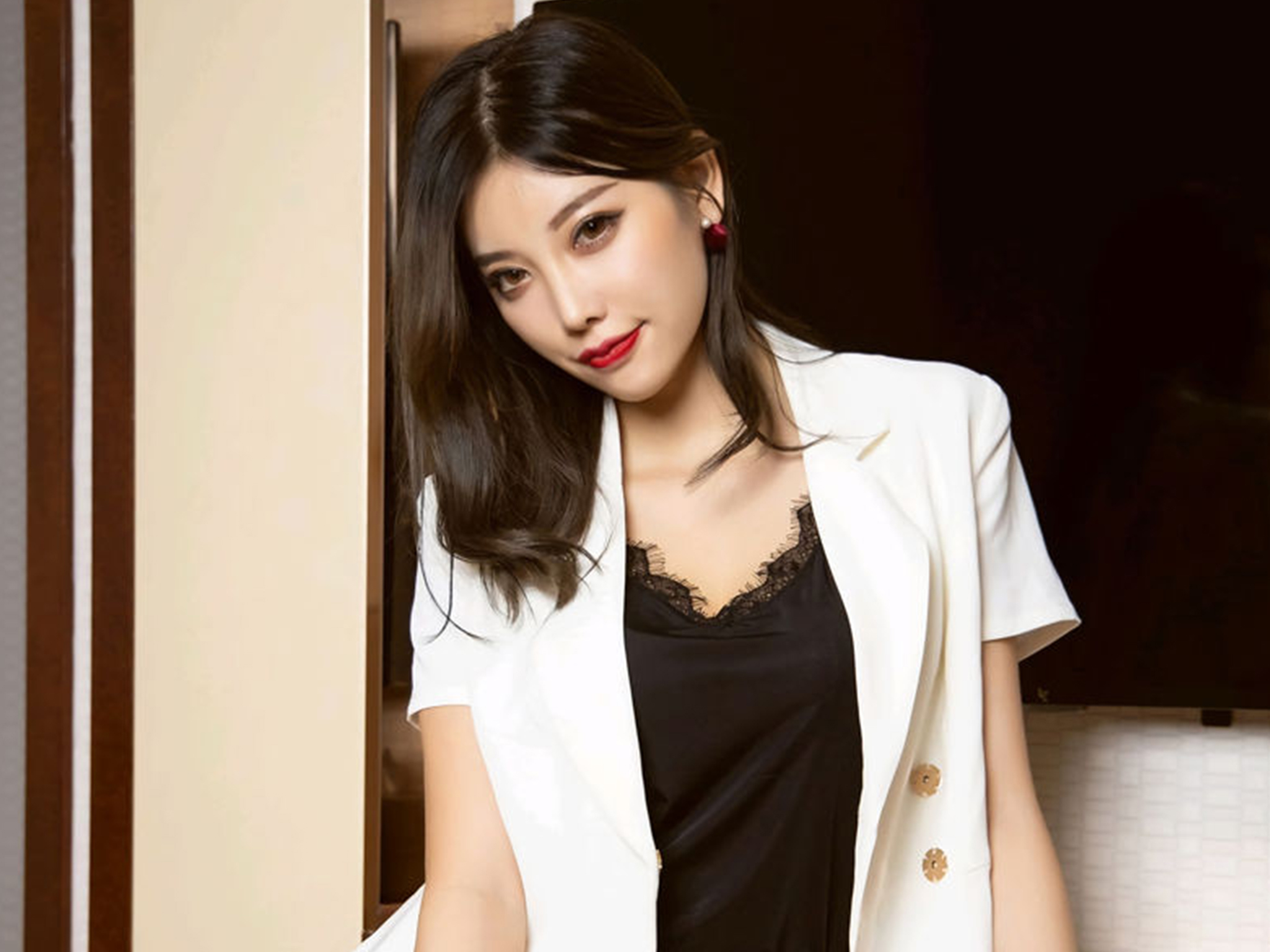美女模特大胸爆乳蕾丝内衣丝袜长腿诱惑写真  第2张