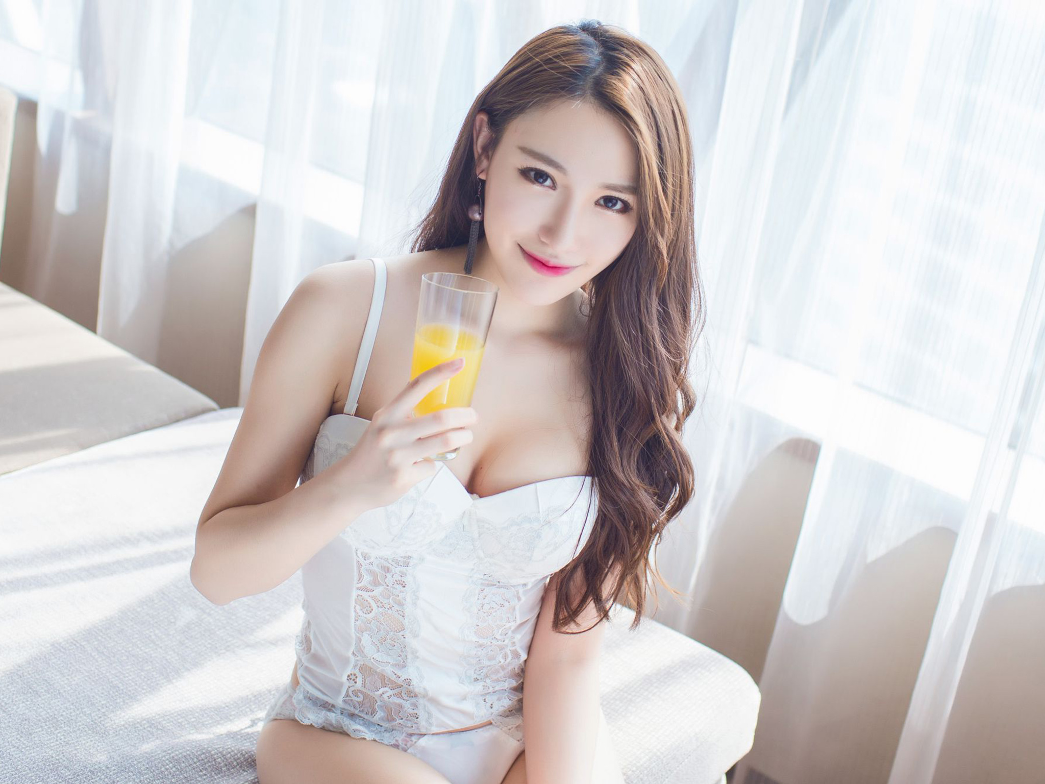 美女少妇白嫩大胸情趣内衣秀乳沟福利写真