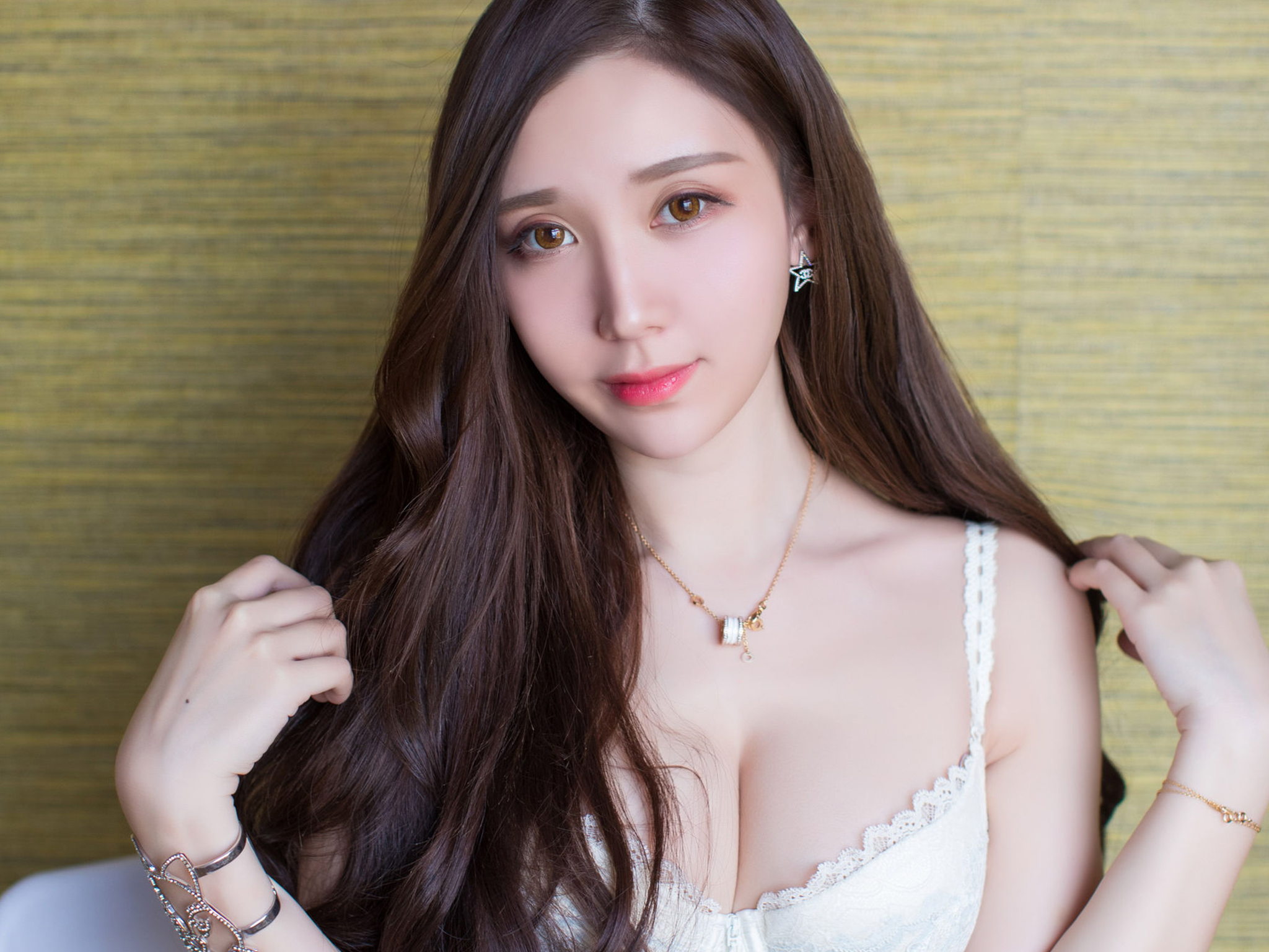 大胸美女模特私房雪白大胸巨乳诱人写真  第2张