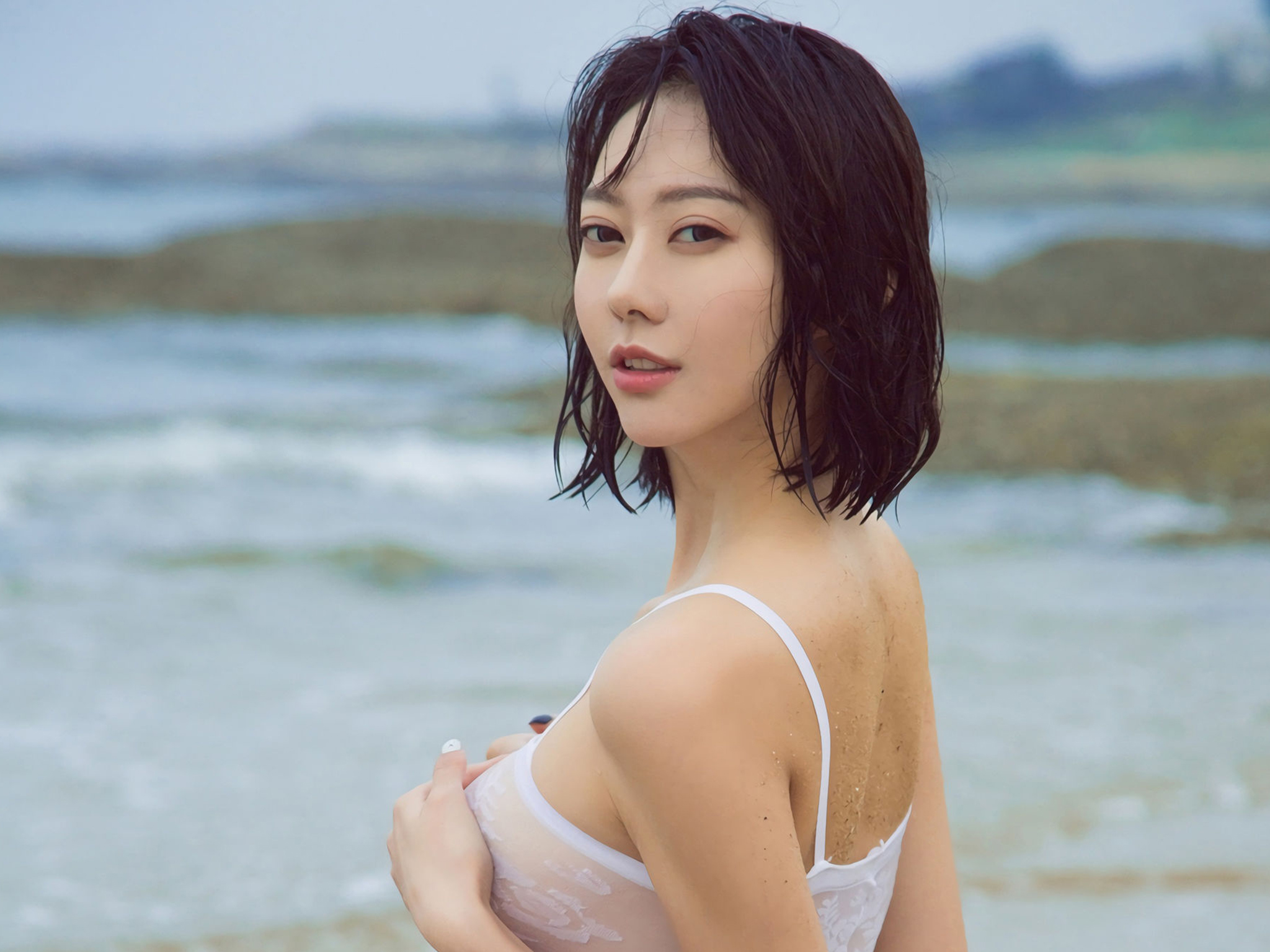 短发气质美女海边沙滩透视比基尼湿身极致诱惑