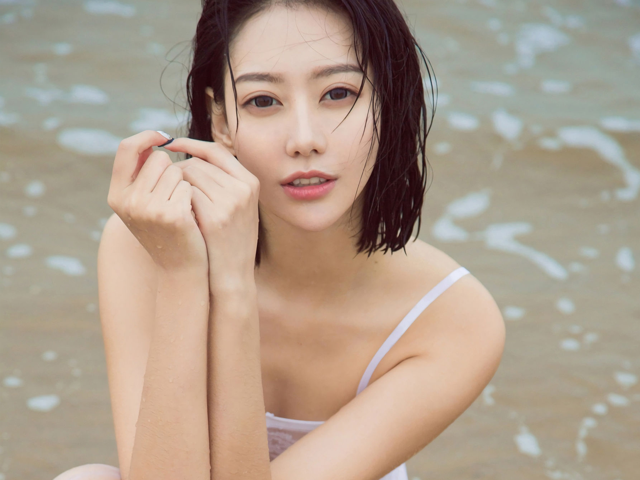 短发气质美女海边沙滩透视比基尼湿身极致诱惑  第2张