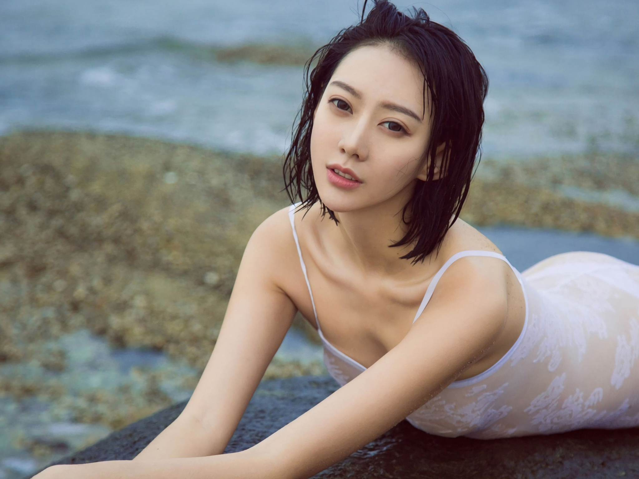 短发气质美女海边沙滩透视比基尼湿身极致诱惑  第2张