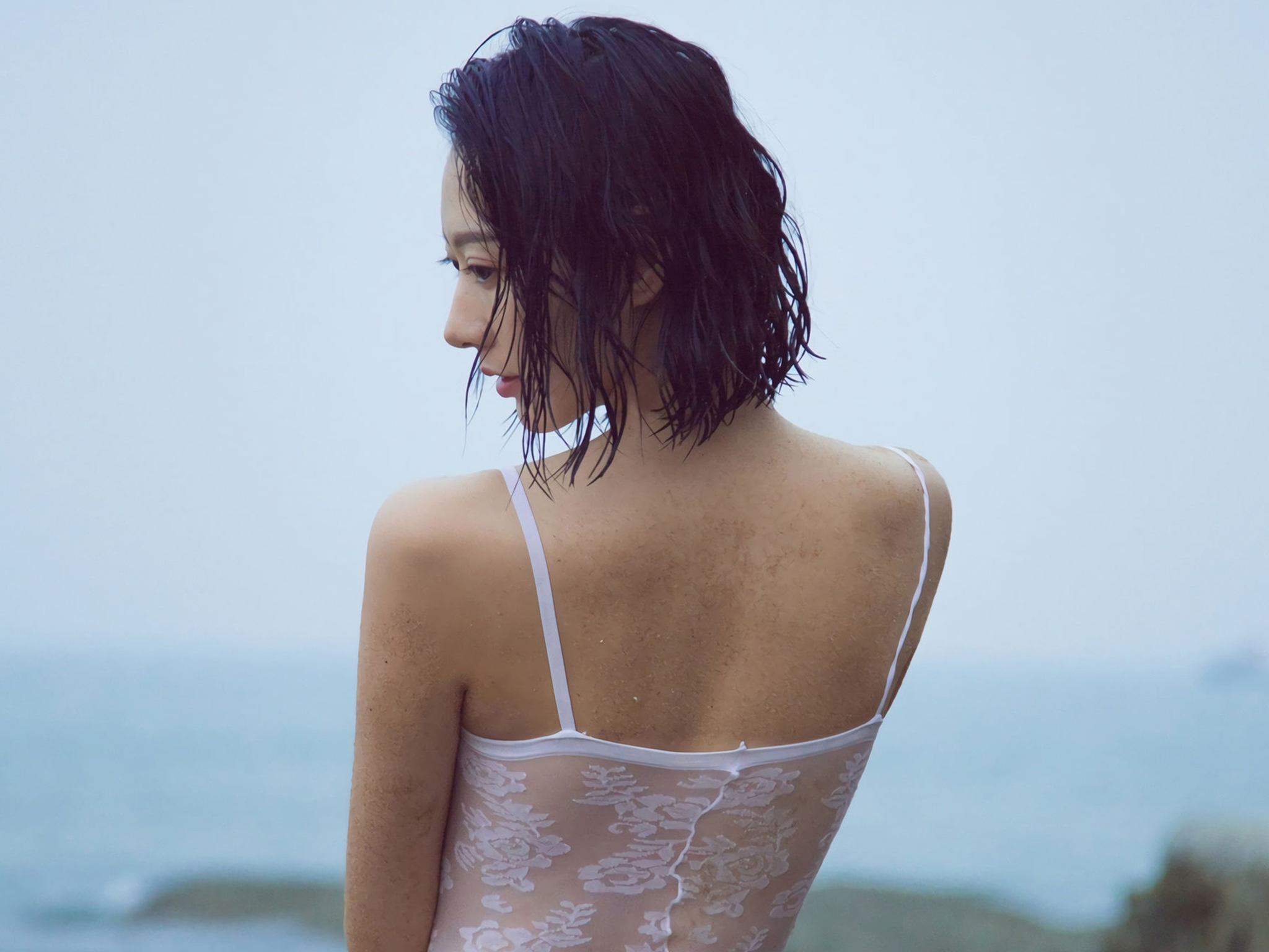 短发气质美女海边沙滩透视比基尼湿身极致诱惑  第3张