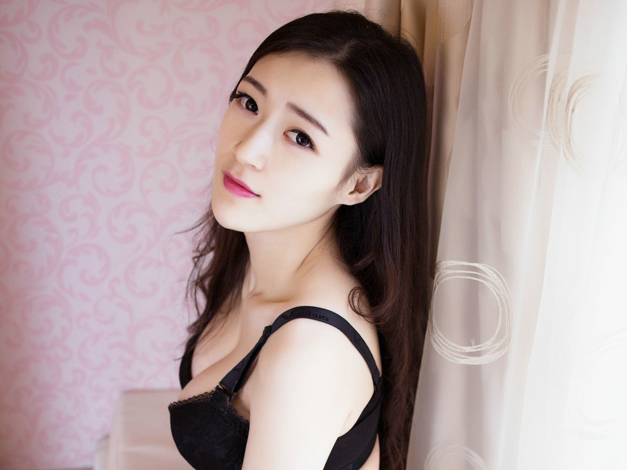丰满大胸性感美女蕾丝内衣风情写真