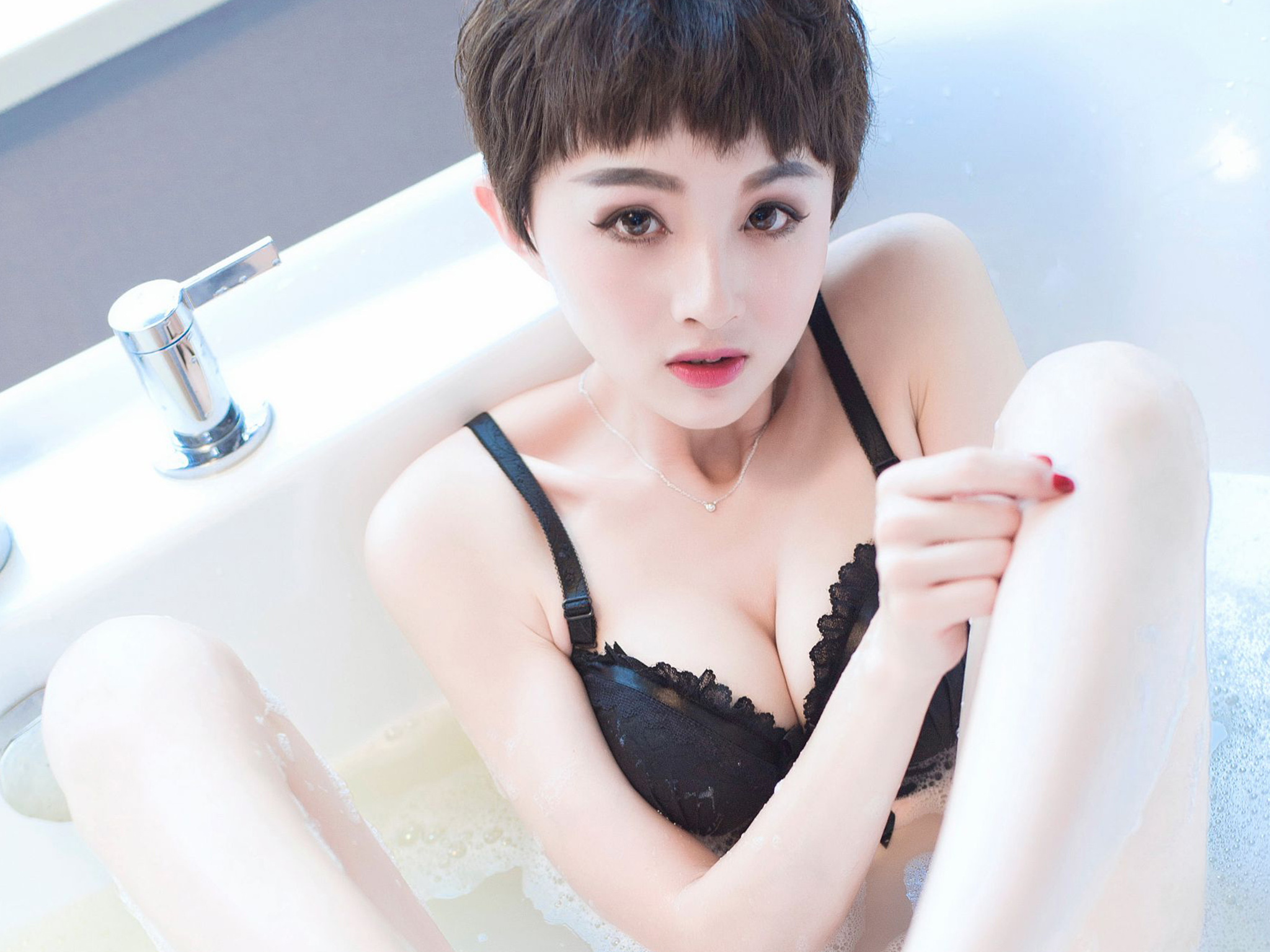 浴室黑色内衣短发美女写真  第2张