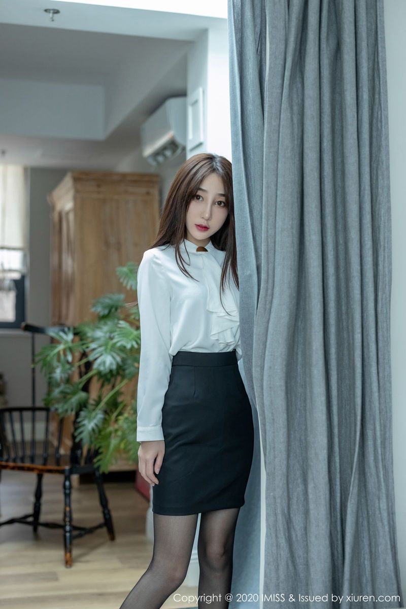 黑丝制服美女秘书高跟美腿套图  第7张