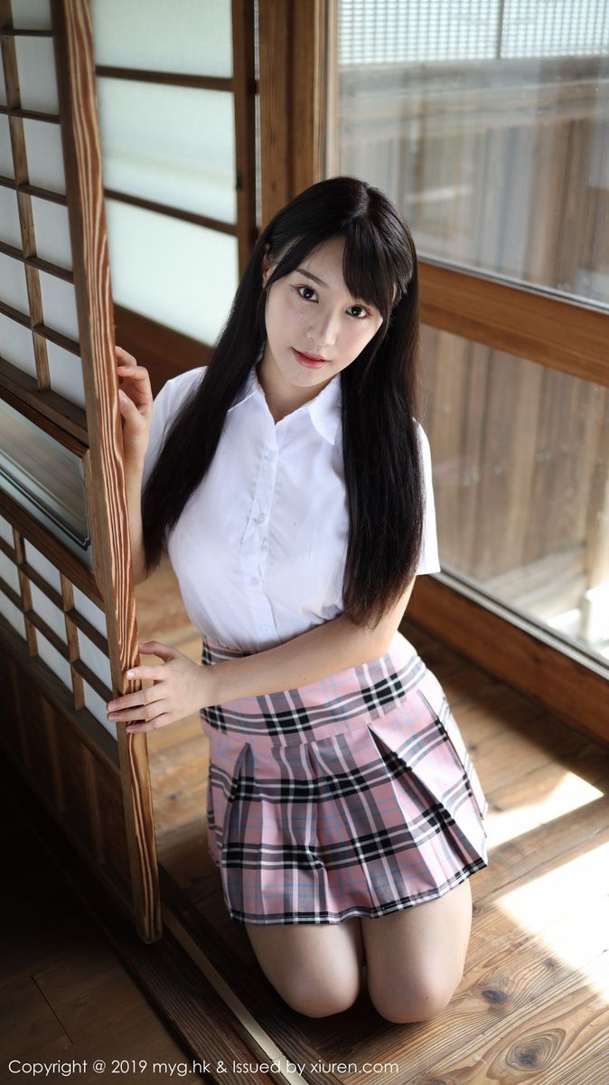 丰满美女学生制服极品销魂套图  第7张