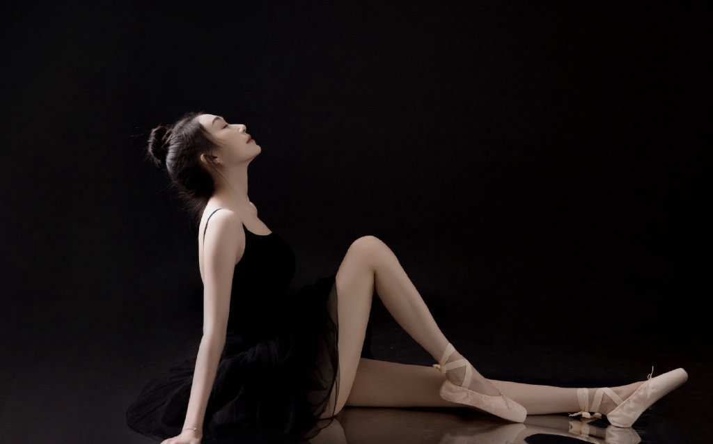 芭蕾舞性感长腿美女黑天鹅私人艺术摄影