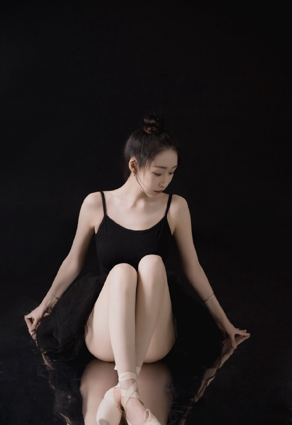 芭蕾舞性感长腿美女黑天鹅私人艺术摄影  第3张