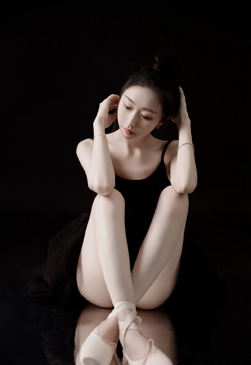 芭蕾舞性感长腿美女黑天鹅私人艺术摄影  第1张