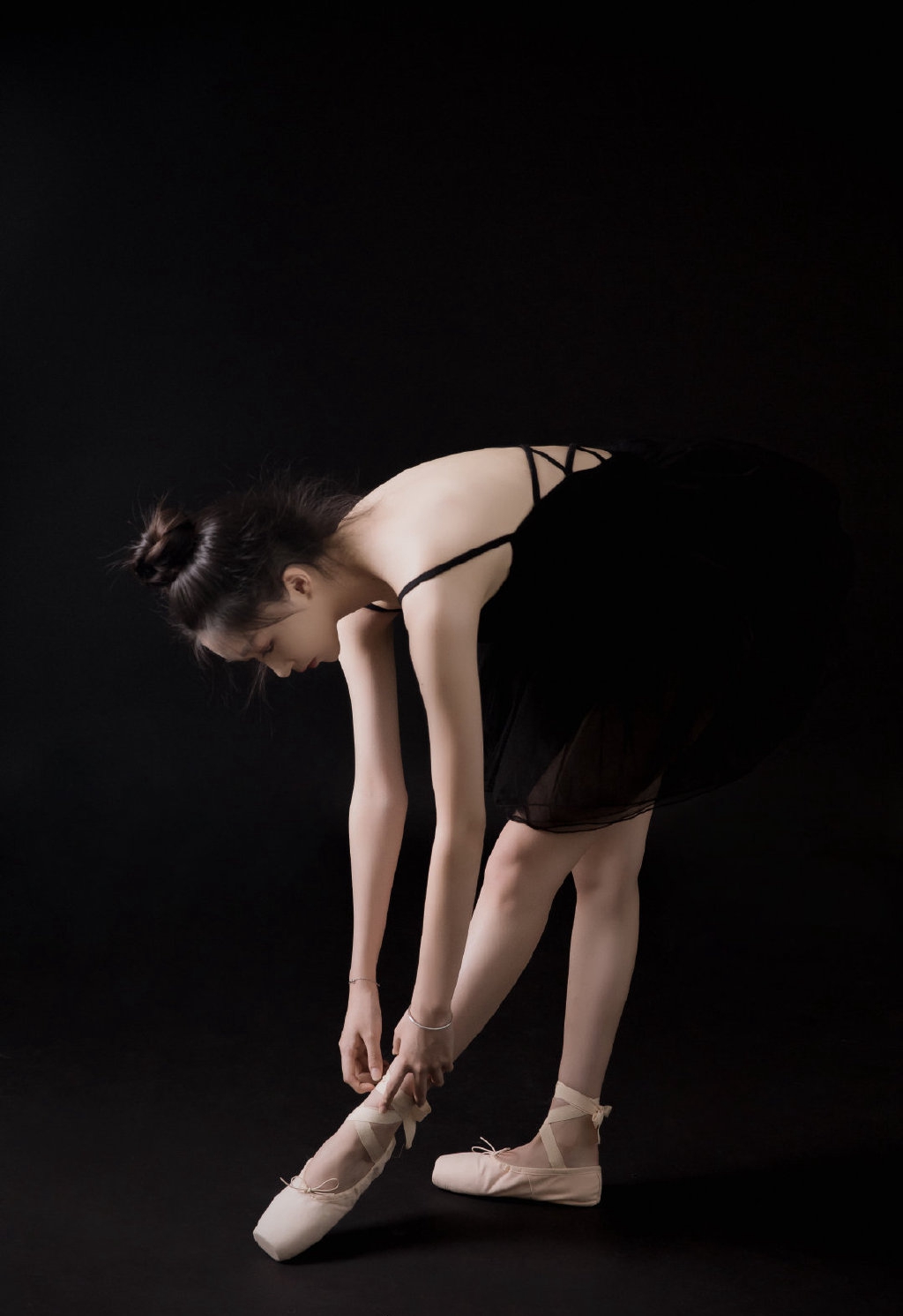 芭蕾舞性感长腿美女黑天鹅私人艺术摄影  第7张