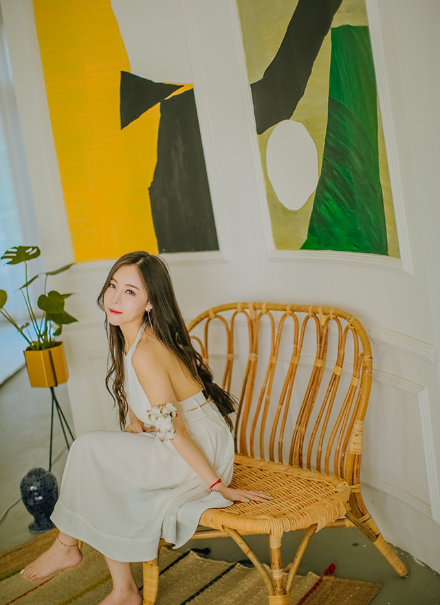 韩国性感女神白裙气质妩媚私房摄影图片  第5张