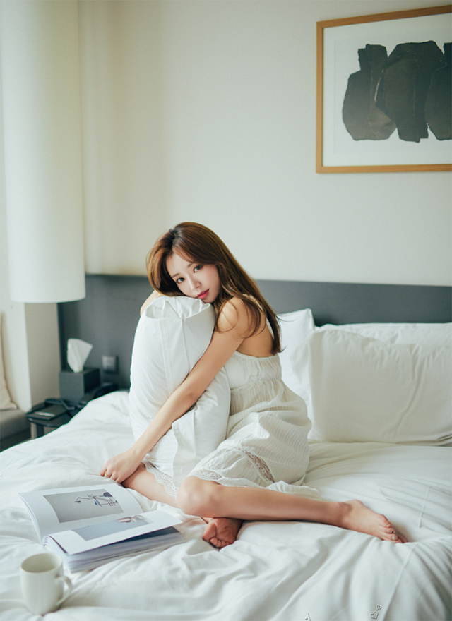 甜美长发韩国美女睡裙床上摄影写真图片