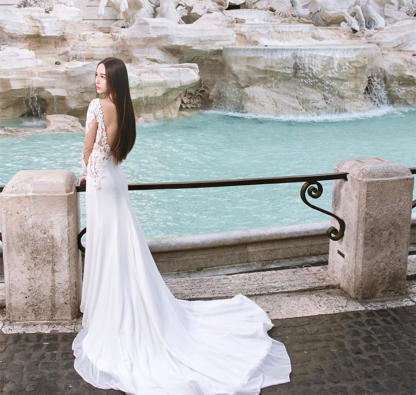 混血美女嫩模白色婚纱性感新娘摄影图片  第5张