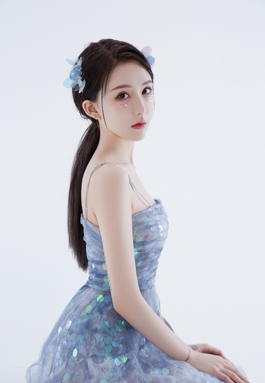 韩国顶级模特真空大胸事业线美女艺术照  第1张