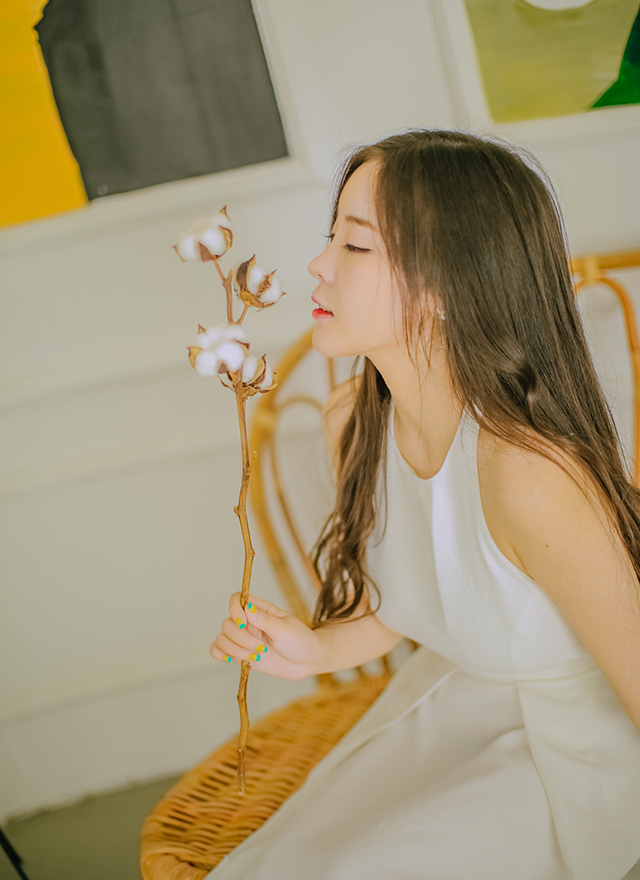 韩国性感女神白裙气质妩媚私房摄影图片