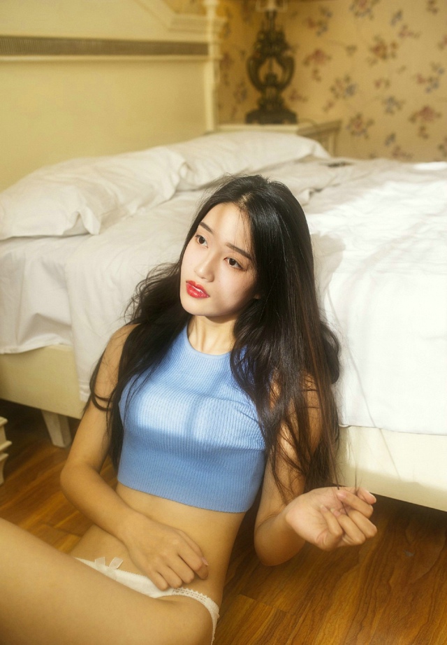 长发飘飘的美女早晨性感写真  第2张