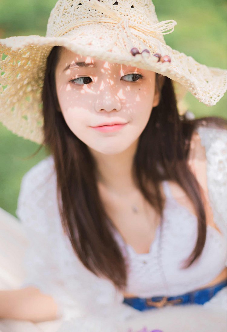 性感美女佳佳胸部走光美腿诱惑极致享受写真  第1张