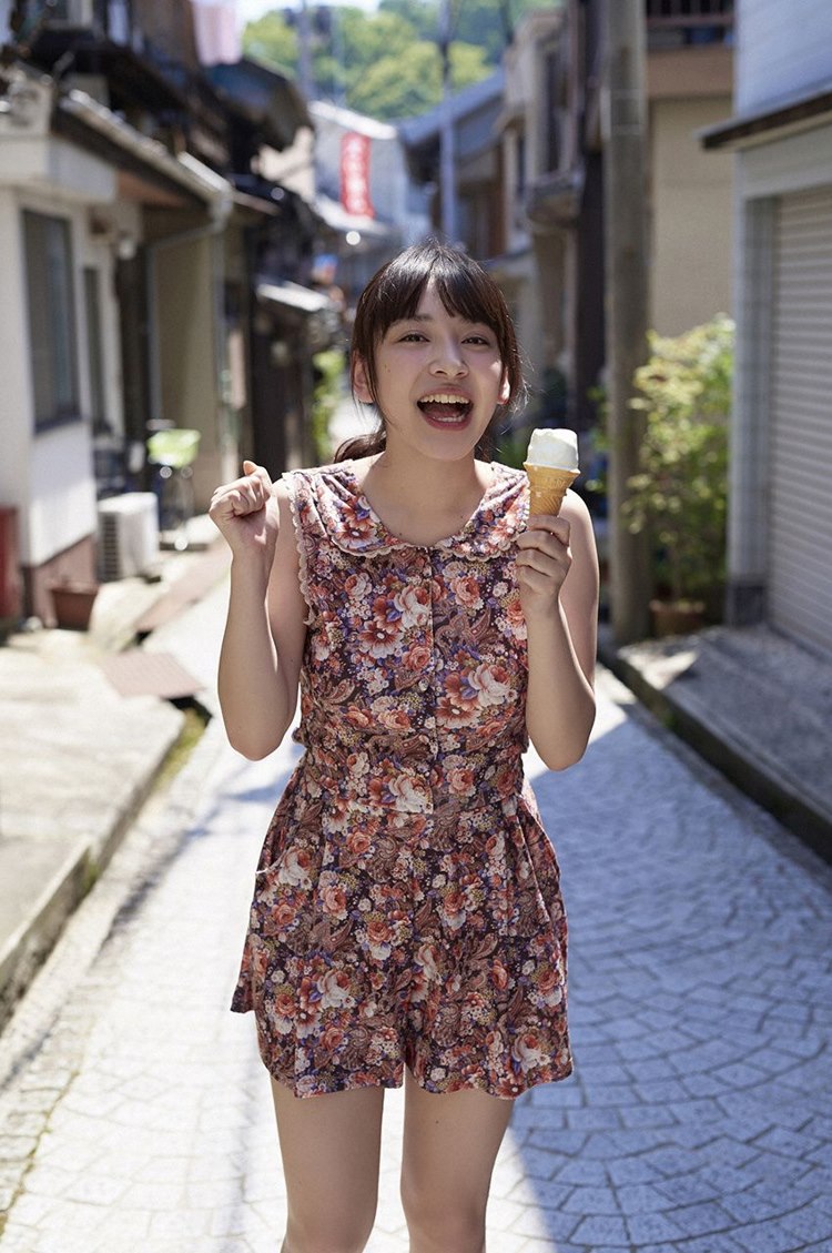 日本阳光氧气少女户外丰满大白腿写真图片  第1张