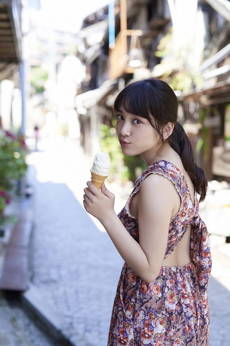 日本阳光氧气少女户外丰满大白腿写真图片  第3张