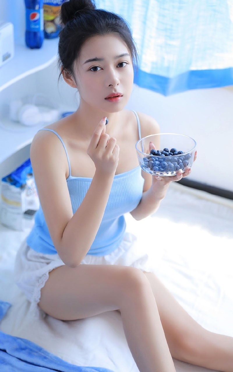 丸子头爆乳美女蓝色主题性感肥臀美腿写真图片  第7张