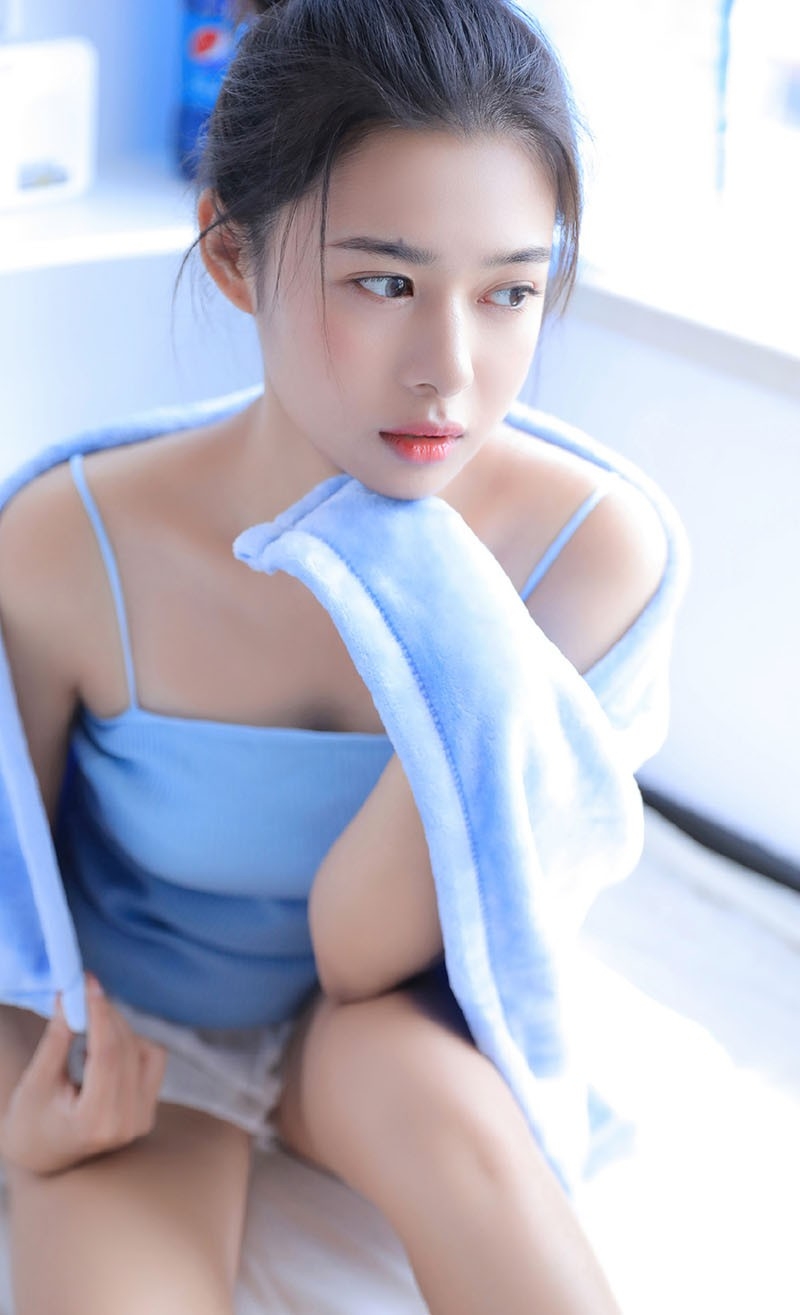 丸子头爆乳美女蓝色主题性感肥臀美腿写真图片  第8张