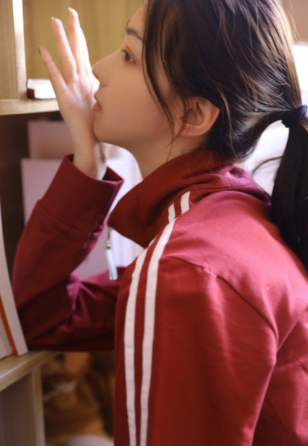 运动制服美女高冷撩人性感校园女神写真  第4张