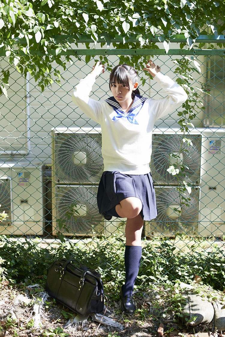 性感日本美女娇妻户外吊带情趣肥臀制服深沟写真  第1张