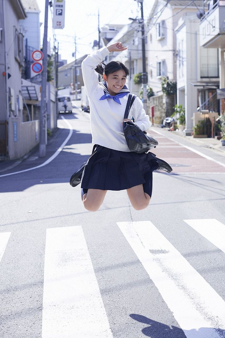 性感日本美女娇妻户外吊带情趣肥臀制服深沟写真  第3张