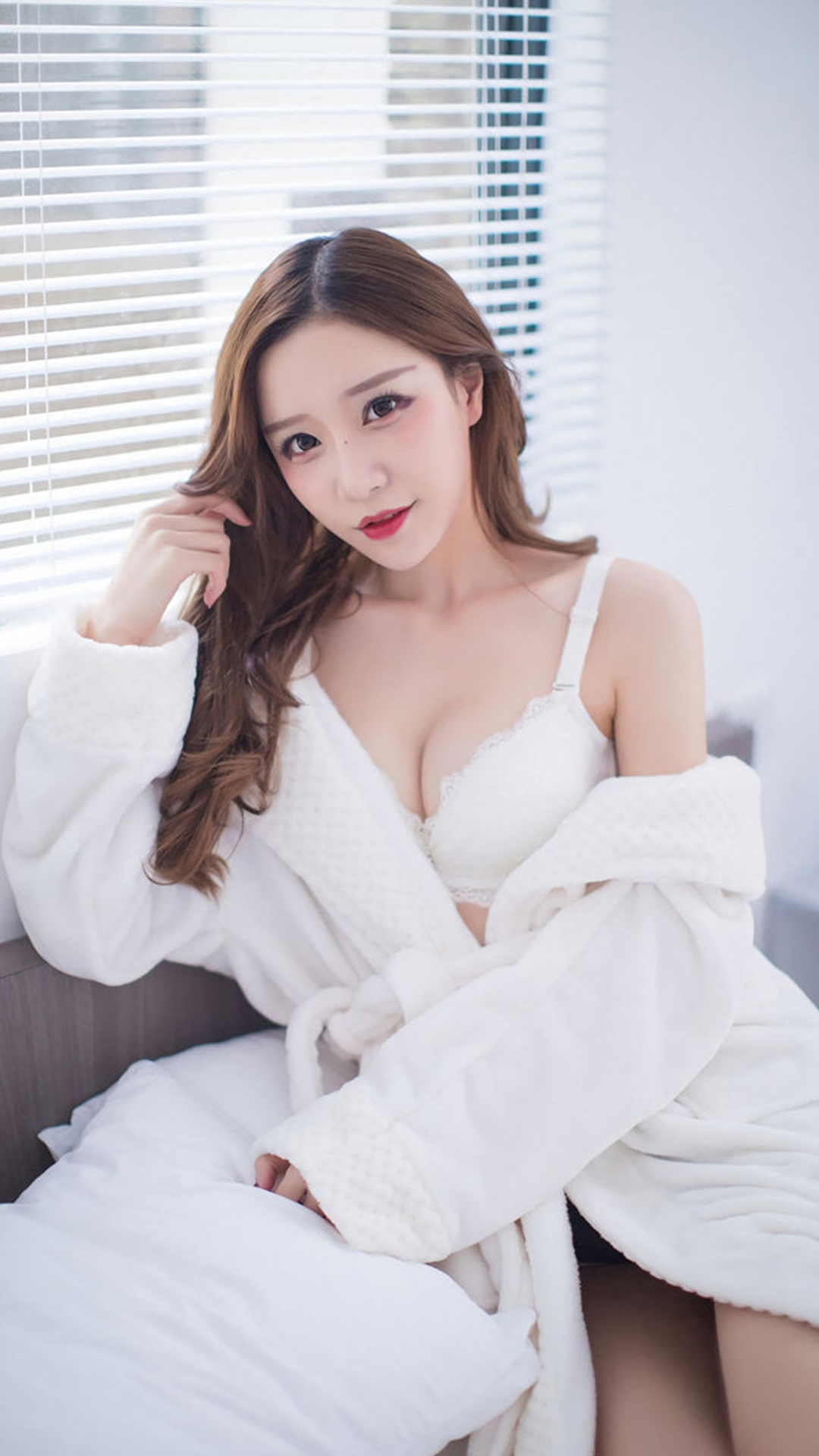 酥胸白嫩诱人的巨乳美女床上千娇百媚美女同房姿势108种  第2张