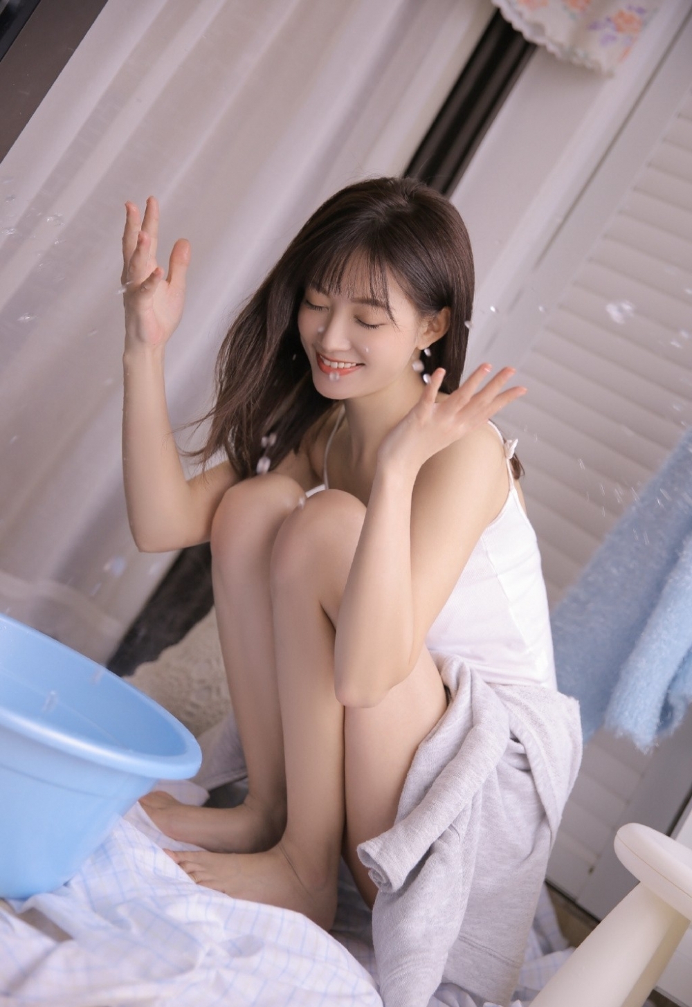 漂亮邻居美女主播火辣性感白嫩美腿写真  第2张