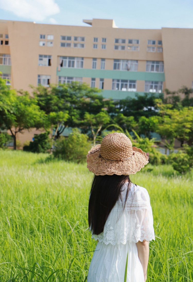 校园成熟丰满美女连体旗袍肉丝美腿性感写真图片  第2张