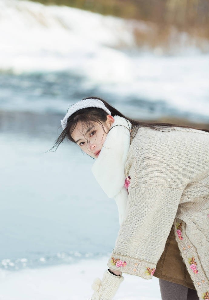 日系美女户外唯美雪地性感养眼空灵写真图片  第3张