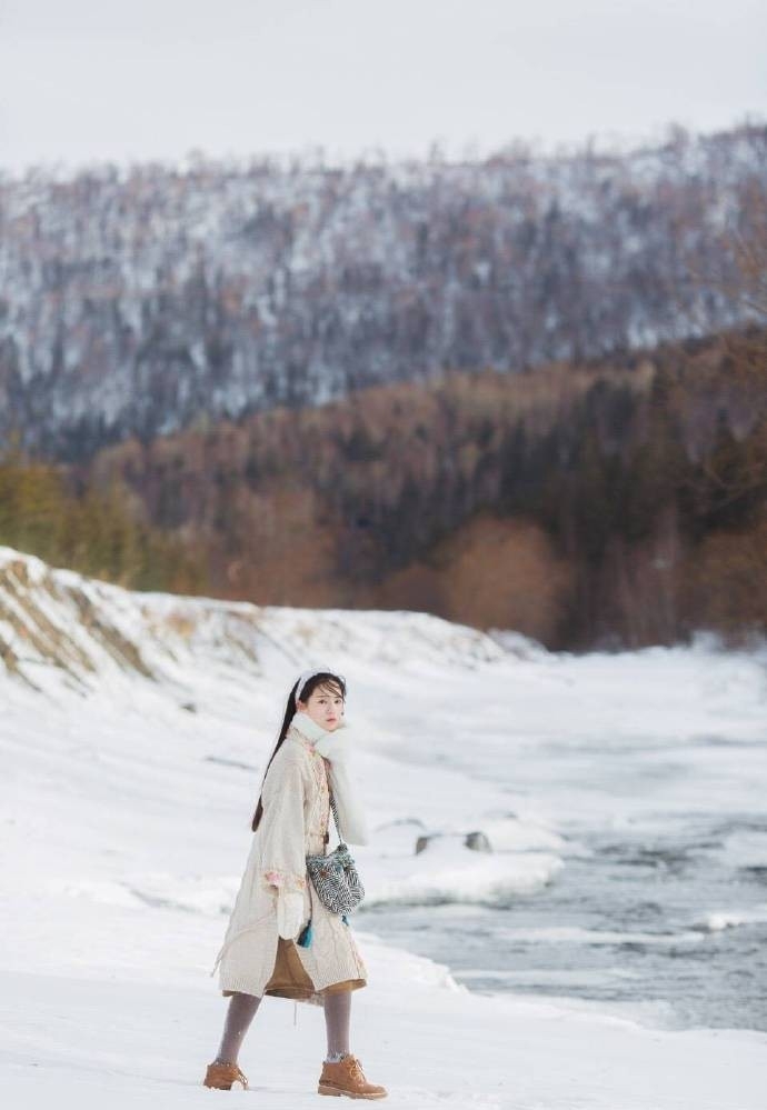 日系美女户外唯美雪地性感养眼空灵写真图片  第7张