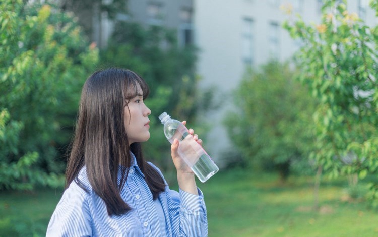 甜美长相宅男女神翘臀酥胸美乳惹火性感极致身材写真  第4张