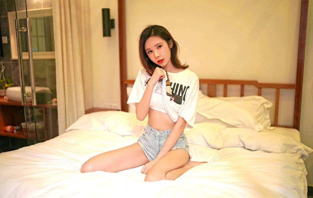 为什么美女都爱小短裤？短裤美腿美女私房床上写真图片  第3张