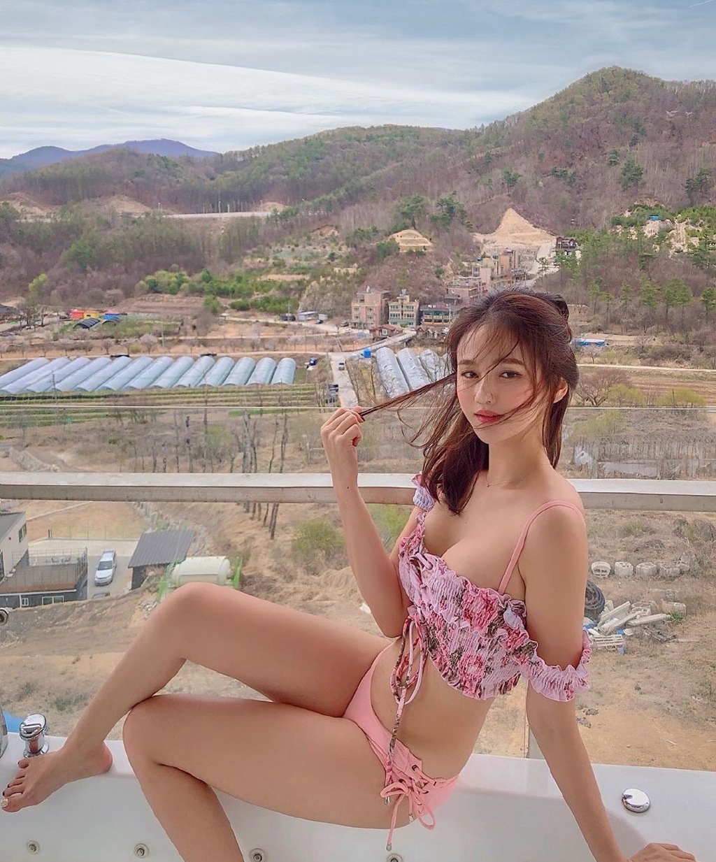 乡村别墅里的靓丽比基尼美女优美写真图片  第2张