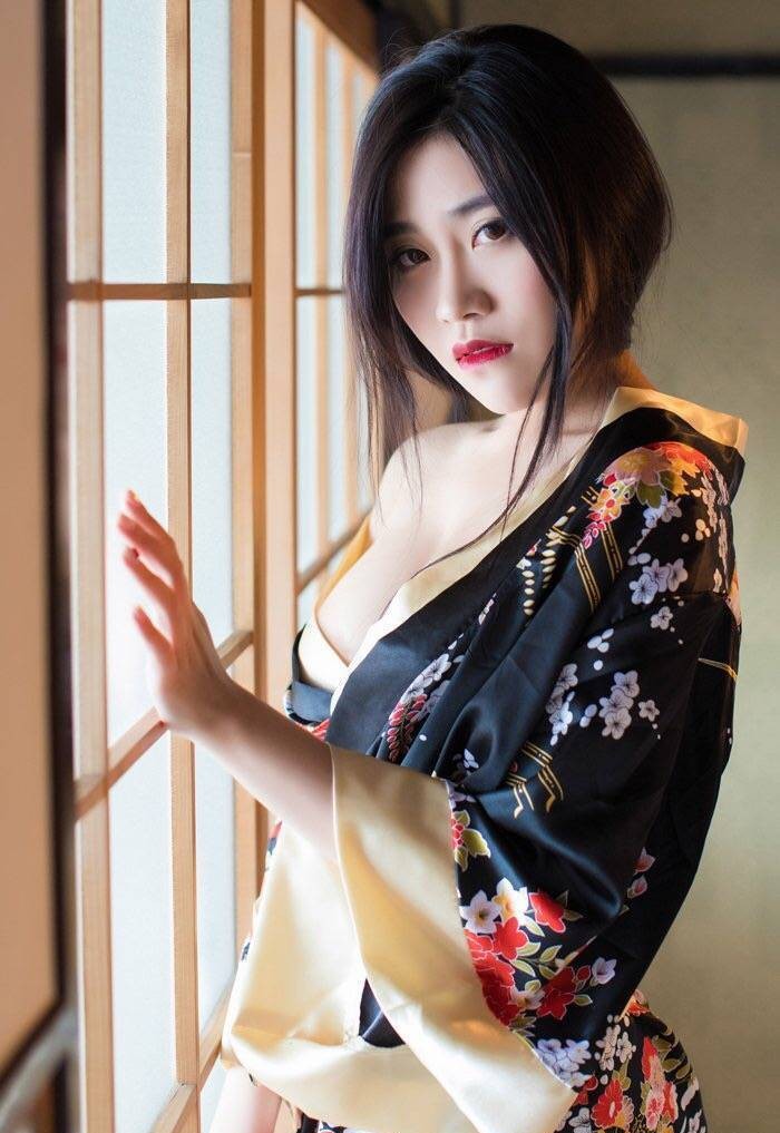 性感丰满美胸美腿美女宽大睡袍诱人居家私房写真图片  第5张