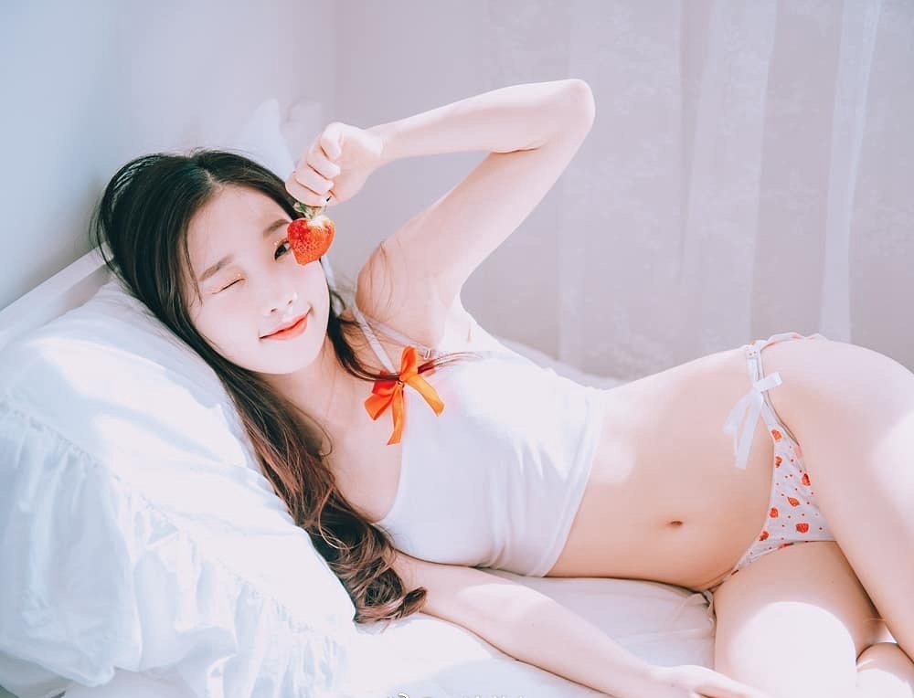 草莓少女，身材很好的背心内衣床上美少女吃草莓图片  第1张