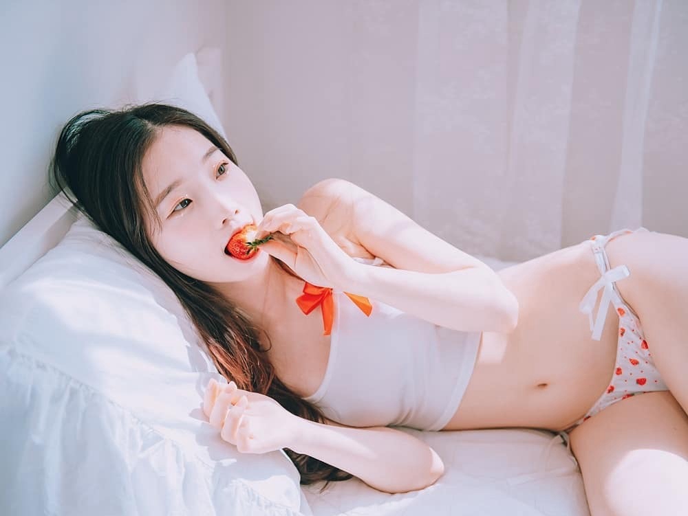 草莓少女，身材很好的背心内衣床上美少女吃草莓图片  第5张