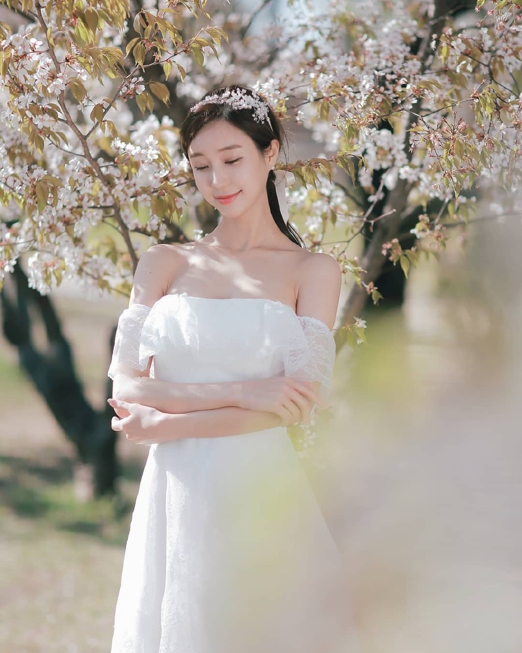 人比花娇，性感有气质 白色抹胸连衣裙美女桃花树下拍写真  第6张